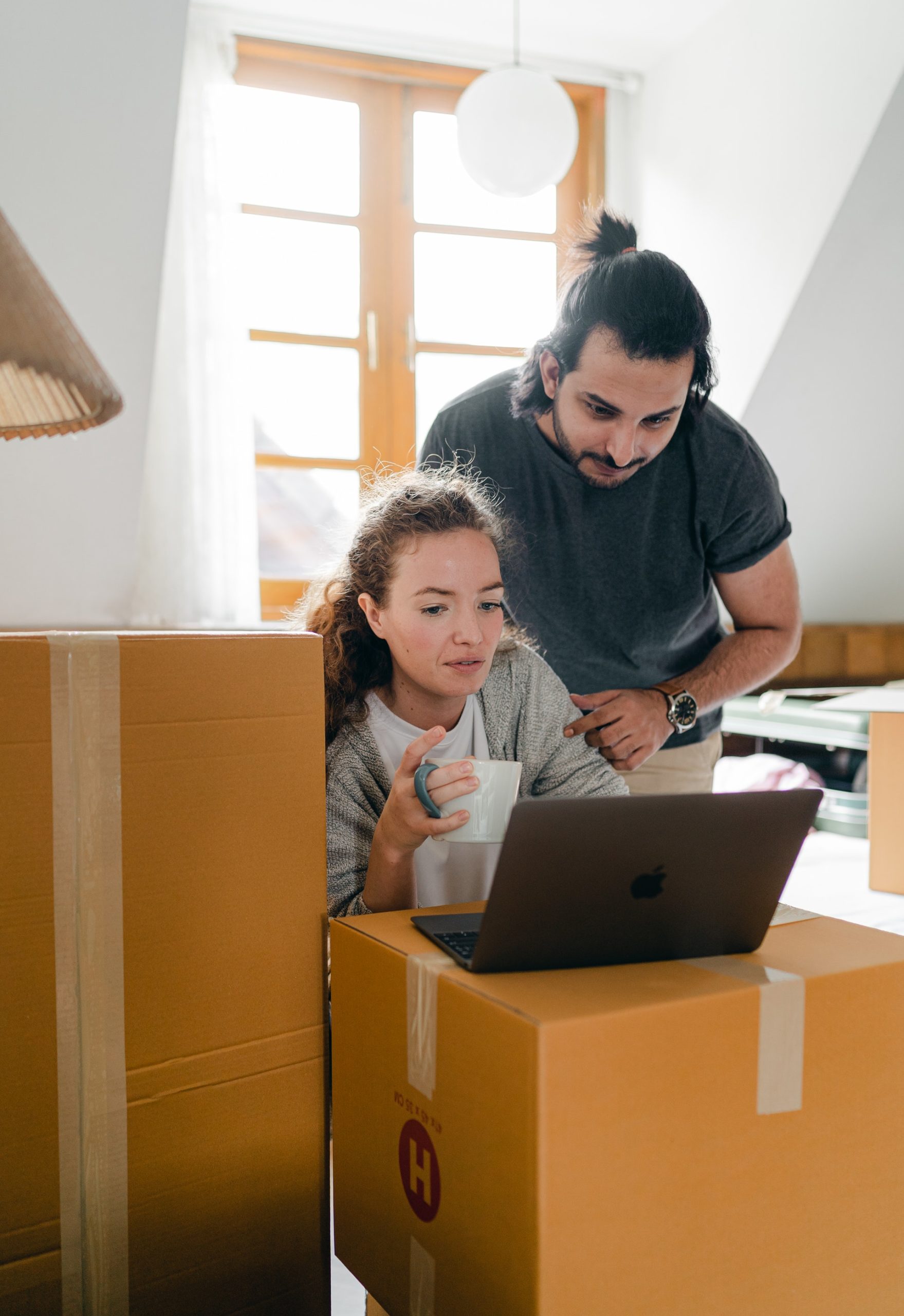 photo d'un couple cherchant une solution de rachat de crédit travaux pour financer leur projet et également pour une assurance de prêt près d'Yvetot.