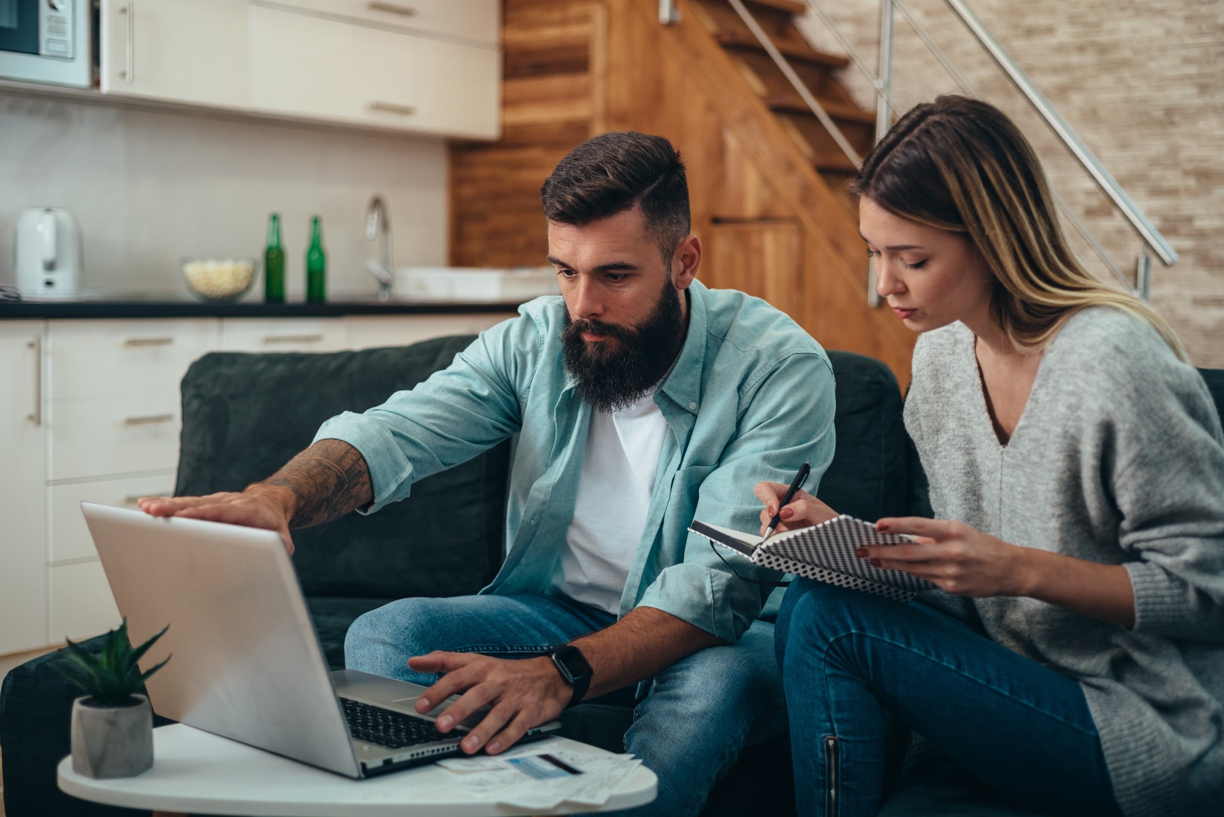 photo d'un couple travaillant sur leur budget et au projet d'un rachat de crédits pour une meilleure gestion financière près d'Yvetot