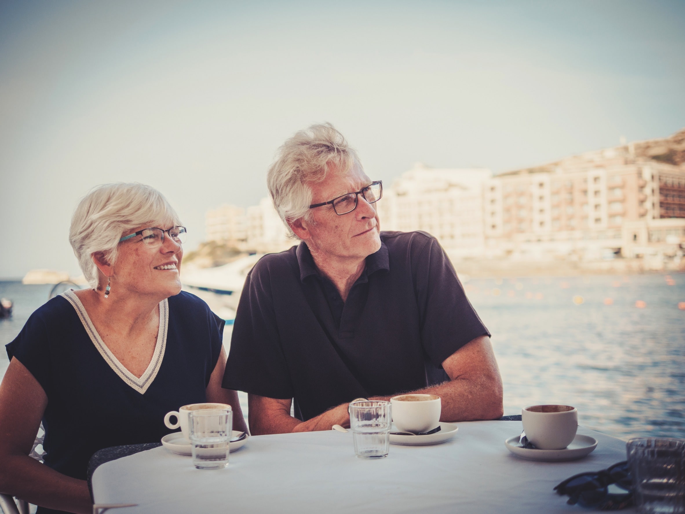 photo d'un couple qui réfléchit à l'anticipation de la retraite et au regroupements de crédits sur Yvetot