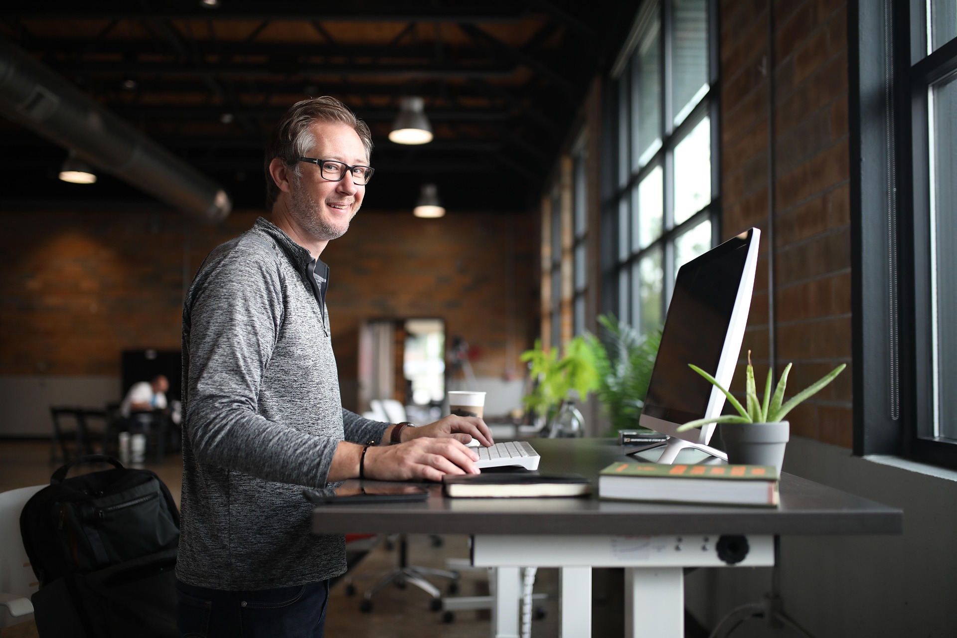 dirigeant startup dirigeant souriant en pensant à son avenir